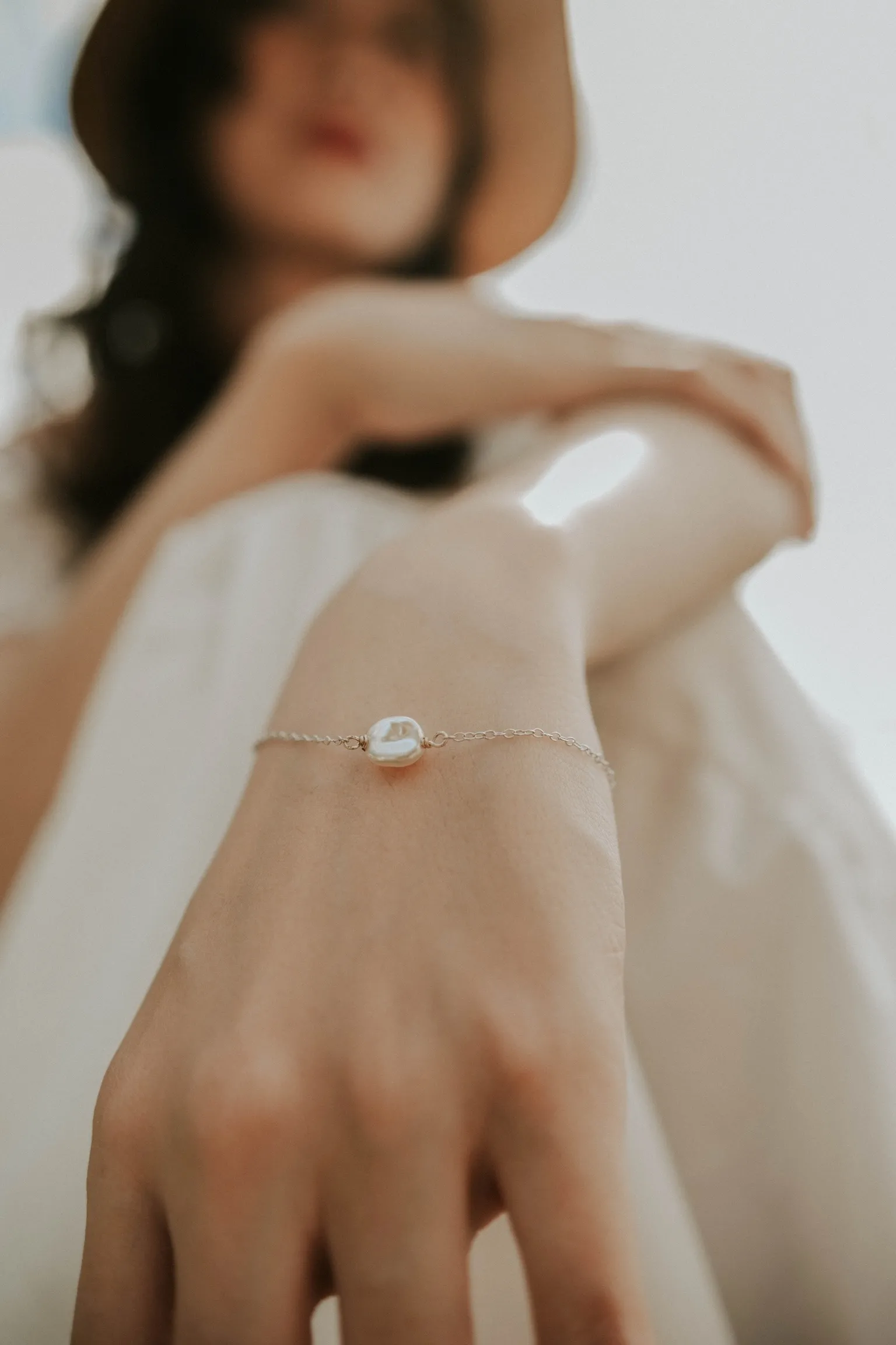 9ct white gold chain with a single Keshi pearl.